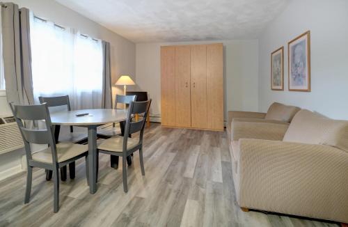 Hamilton Village Inn - image 10