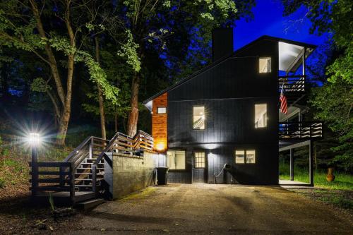 Modern Waynesville Cabin about 9 Mi to Lake Junaluska! in Jonathan Creek