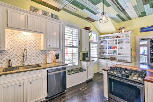 Historic Galveston Hideaway - Walk to the Beach! - image 12