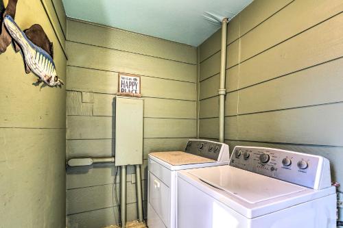 Historic Galveston Hideaway - Walk to the Beach! - image 9