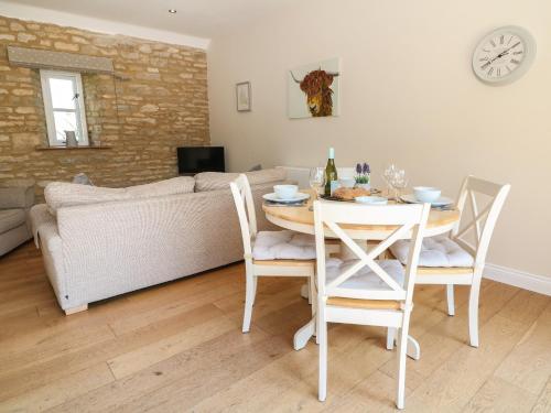 Ewecub Barn BURFORD - image 2