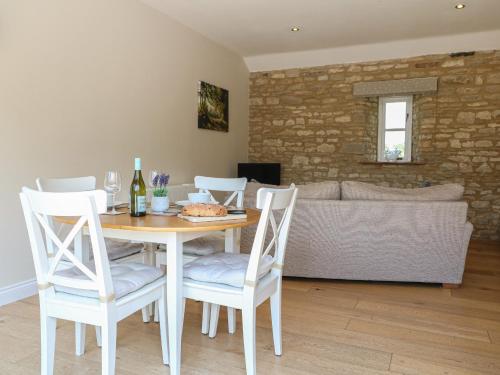 Nutchat Barn BURFORD - image 13