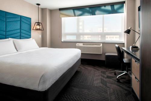 Guest Room, 1 King image 3