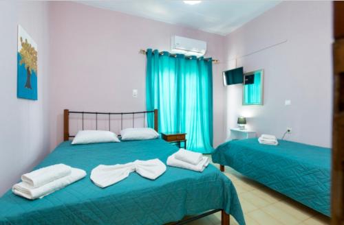 1 double bed, 1 twin bed