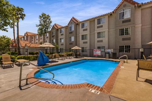 Swimming pool, SureStay Plus Hotel by Best Western Rocklin in Rocklin (CA)