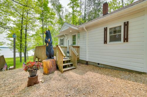 Cozy Carp Lake Cottage with Dock, 4 Kayaks and Fire Pit