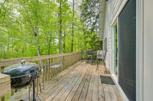 Cozy Carp Lake Cottage with Dock, 4 Kayaks and Fire Pit