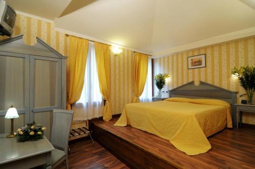 Deluxe Double or Twin Room with City View