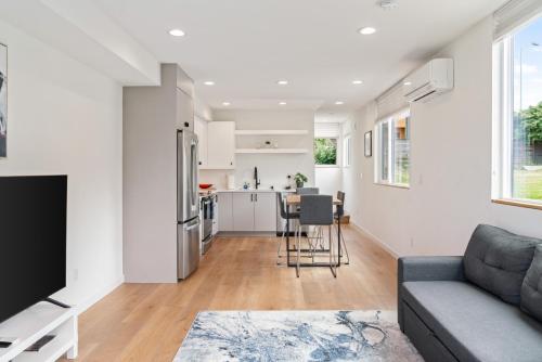 Modern two story townhouse near light rail Room Type - One-Bedroom Apartment Modern two story townhouse near light rail Room Type - One-Bedroom Apartment