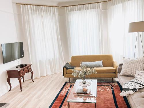 Designer Home 2 Bedroom - 20min to NYC WTC - Private Backyard in Harrison (NJ)