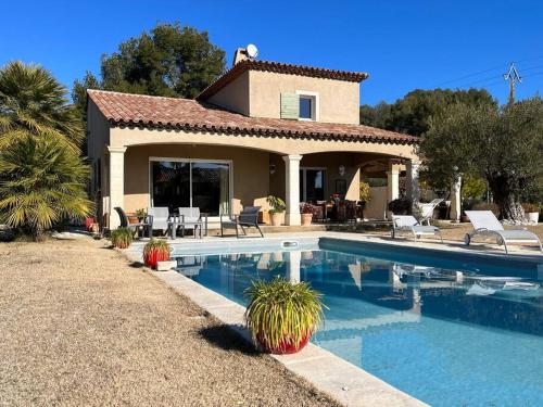 Villa et piscine au jardin typique méditerranéen