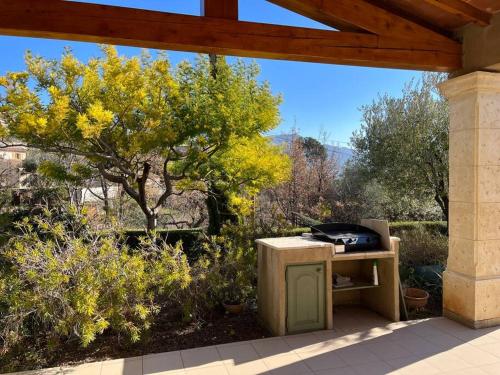 Villa et piscine au jardin typique méditerranéen