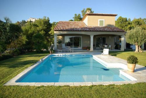 Villa et piscine au jardin typique méditerranéen