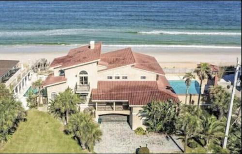 Flagler Beach Ocean Front Villa w/ Lg. In ground Pool-5-6Br/4Bth& attached apt, Флаглер-Бич