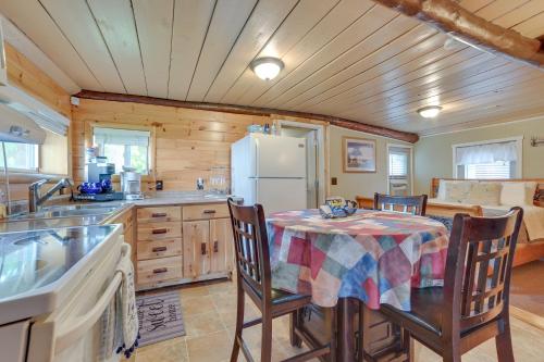 Cozy Houghton Lake Vacation Rental with Fireplace! in Houghton Lake, USA