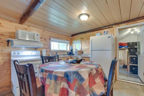 Cozy Houghton Lake Vacation Rental with Fireplace! in Houghton Lake, USA