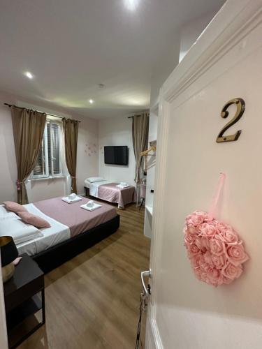 1 queen bed, 1 twin bed
