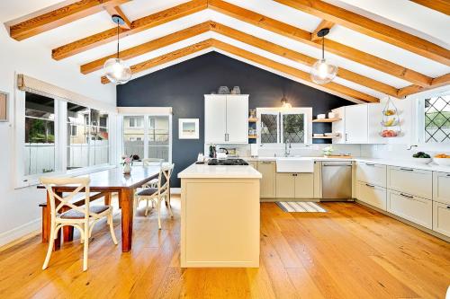 Gorgeous coastal four-bedroom steps from Windansea Beach – khách sạn tại La Jolla