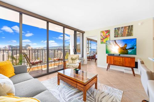Cozy 1BR Ocean View Condo, Near Beach with Parking, Honolulu