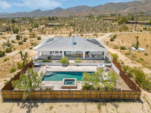 Tranquil Family Friendly Pool Sanctuary Near JTNP - Accommodation - Joshua Tree