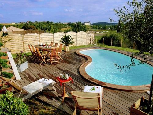 Luxurious villa with nice terrace in rural Chalais