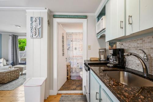 Charming Dennis Port Getaway for Two with Pool Walk to Beach - image 10