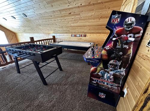 Mountain General by KABINO Hot Tub BBQ Pit FirePit Horseshoe Pit Foosball Air Hockey Games WiFi Grill in Island Park, USA