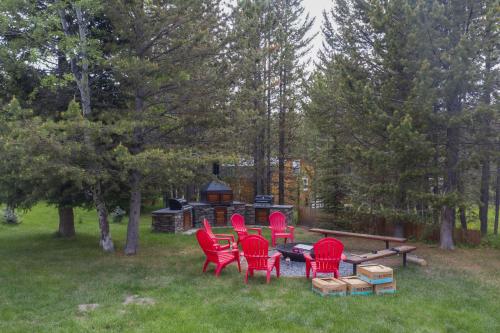 Mountain General by KABINO Hot Tub BBQ Pit FirePit Horseshoe Pit Foosball Air Hockey Games WiFi Grill in Island Park, USA