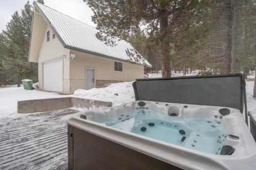 Pinewood Peak by KABINO Hot Tub Garage Smart TVs FirePit WiFi in Island Park, USA