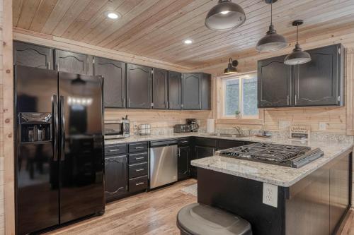 Pinewood Peak by KABINO Hot Tub Garage Smart TVs FirePit WiFi in Island Park, USA