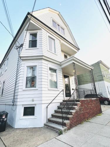 Vista exterior, Designer Home 2 Bedroom - 20min to NYC WTC - Private Backyard in Harrison