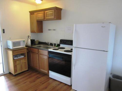 ห้องครัว, เยลโลว์สโตน คันทรี อินน์ (Yellowstone Country Inn) in เวสส์ เยลโลว์สโตน (MT)