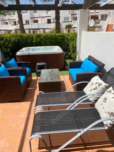  Exquisite 3 Bed Apartment with private Jacuzzi, Pension in El Romero