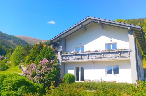 Apartment with Mountain View