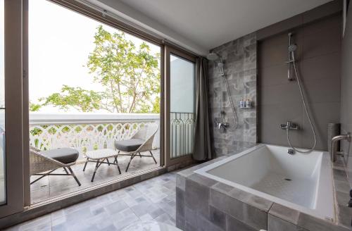 room detail thumbnail 2