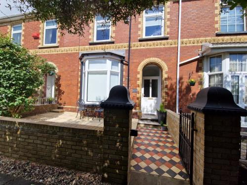 B&B Merthyr Tydfil - Hidden Beauty! 5 Bedroom House near town centre with Bike Store - Bed and Breakfast Merthyr Tydfil