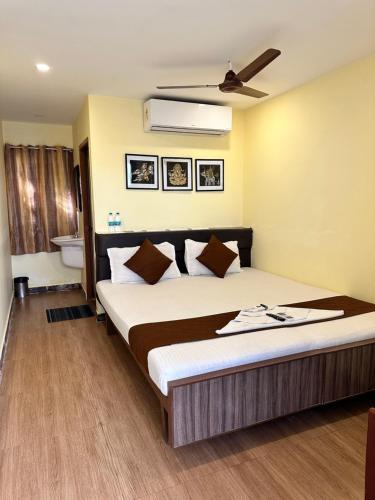 Small Double Room image 4