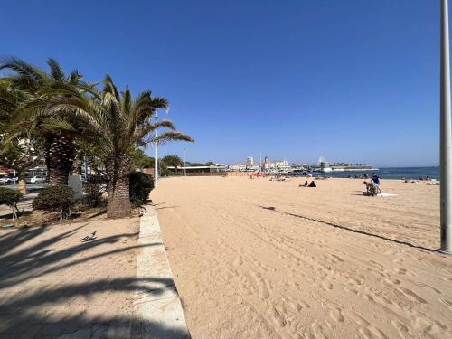 Studio cabine a 200m de Port Frejus, plage, commerces, terrasse, 4 couchages, menage inclus - FR-1-2 near Le Provencal