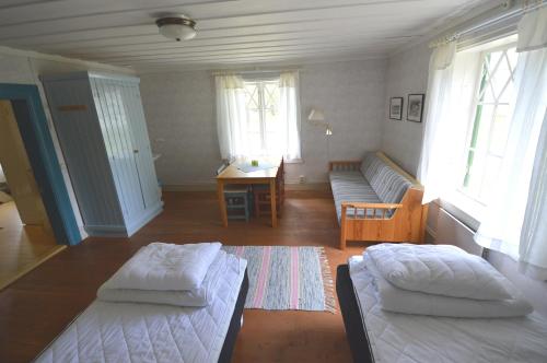 2 twin beds, 1 sofa bed