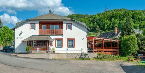 Udvendig, Penzion V Údolí (Penzion V Udoli) in Horní Počaply