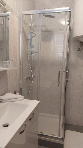 Small Double Room image 3