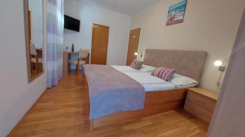 Small Double Room image 5