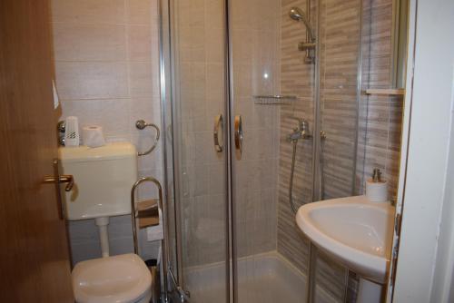 Double Room with Private Bathroom image 9
