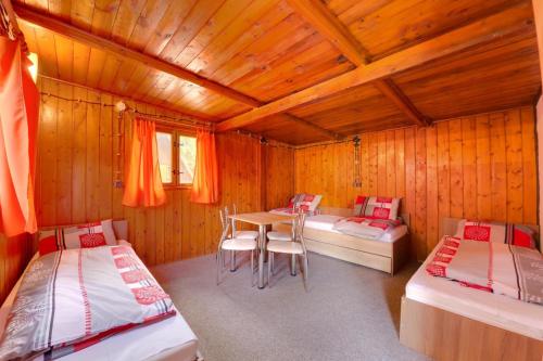 1 double bed, 5 twin beds