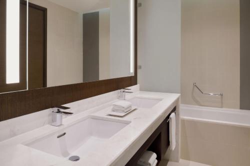 Deluxe Room, 1 King, City View image 3