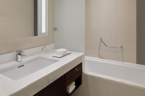 One-Bedroom King Suite with Partial Sea View - Executive Lounge Access image 1
