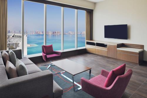 One-Bedroom Superior King Suite with Partial Sea View - Executive Lounge Access image 1