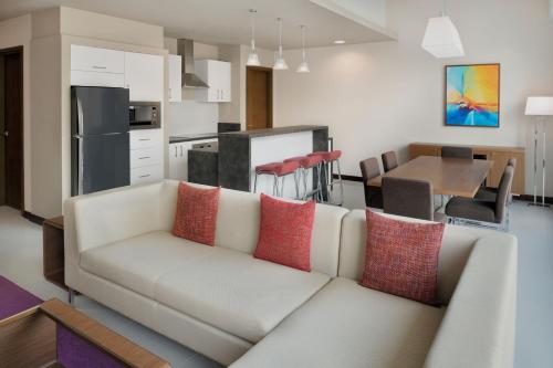 Two Bedroom Apartment, 2 King, City View image 4