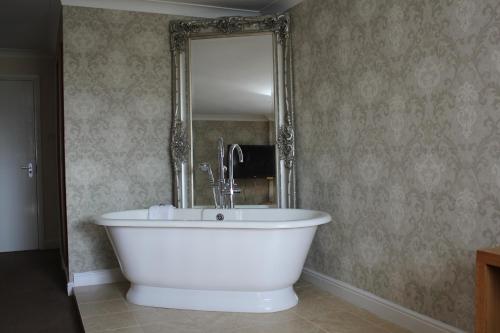 The Windmill Hotel - image 4