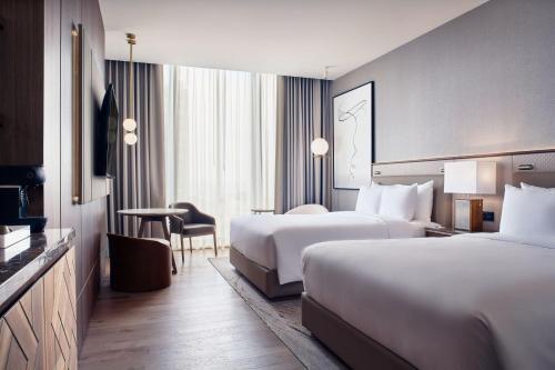 2 queen beds
